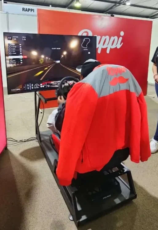 Asistente en un simulador de carreras durante la activación de marca de Rappi