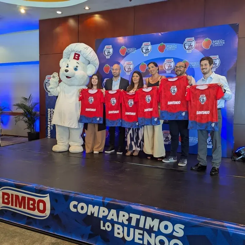 Tarima de la rueda de prensa de la Bimbo Global Race con la mascota de Bimbo