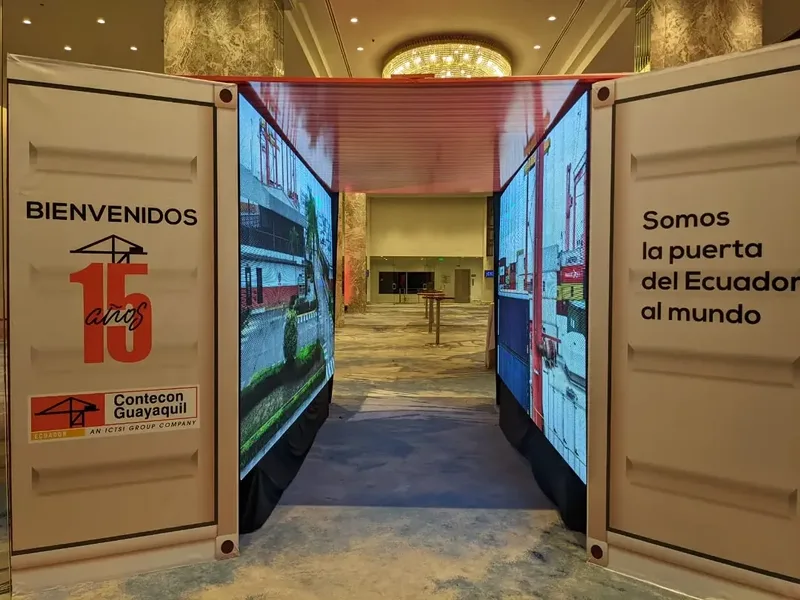 Túnel de contenedores con pantallas LED del evento corporativo de Contecon