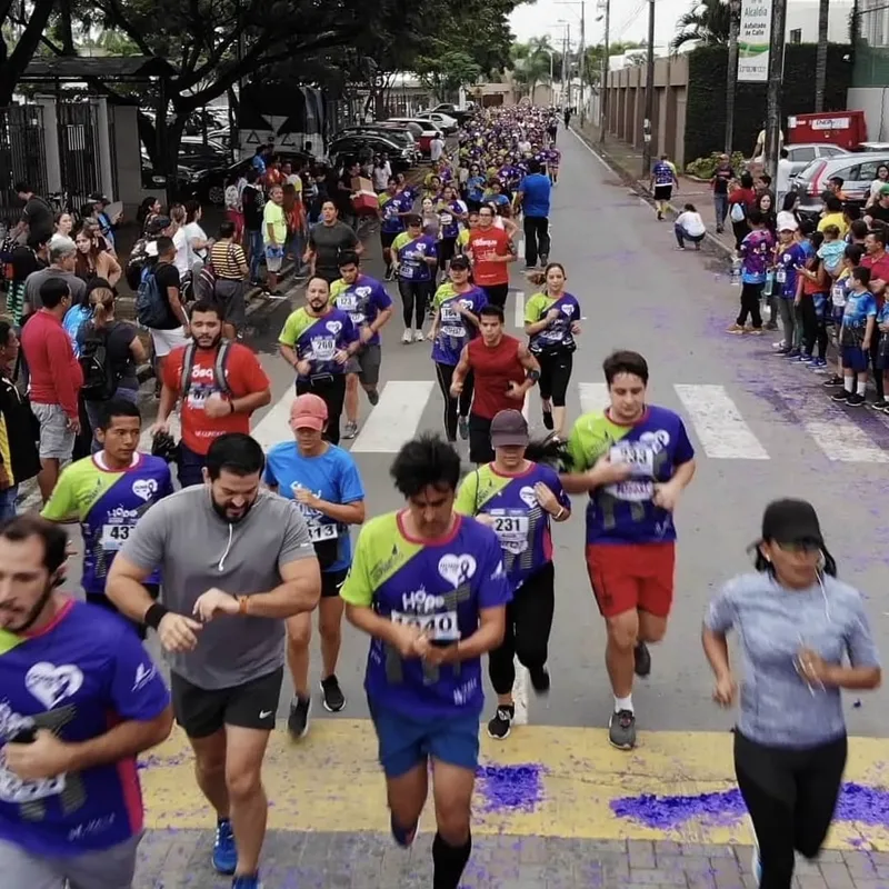 Corredores en la calle durante el festival deportivo FitFest