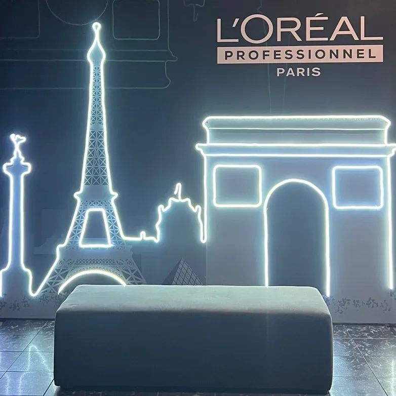 Set de neón de París en el evento De NY a París de Redken y L'Oréal