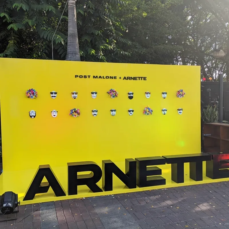 Pared amarilla del relanzamiento de Arnette con la colección de Post Malone