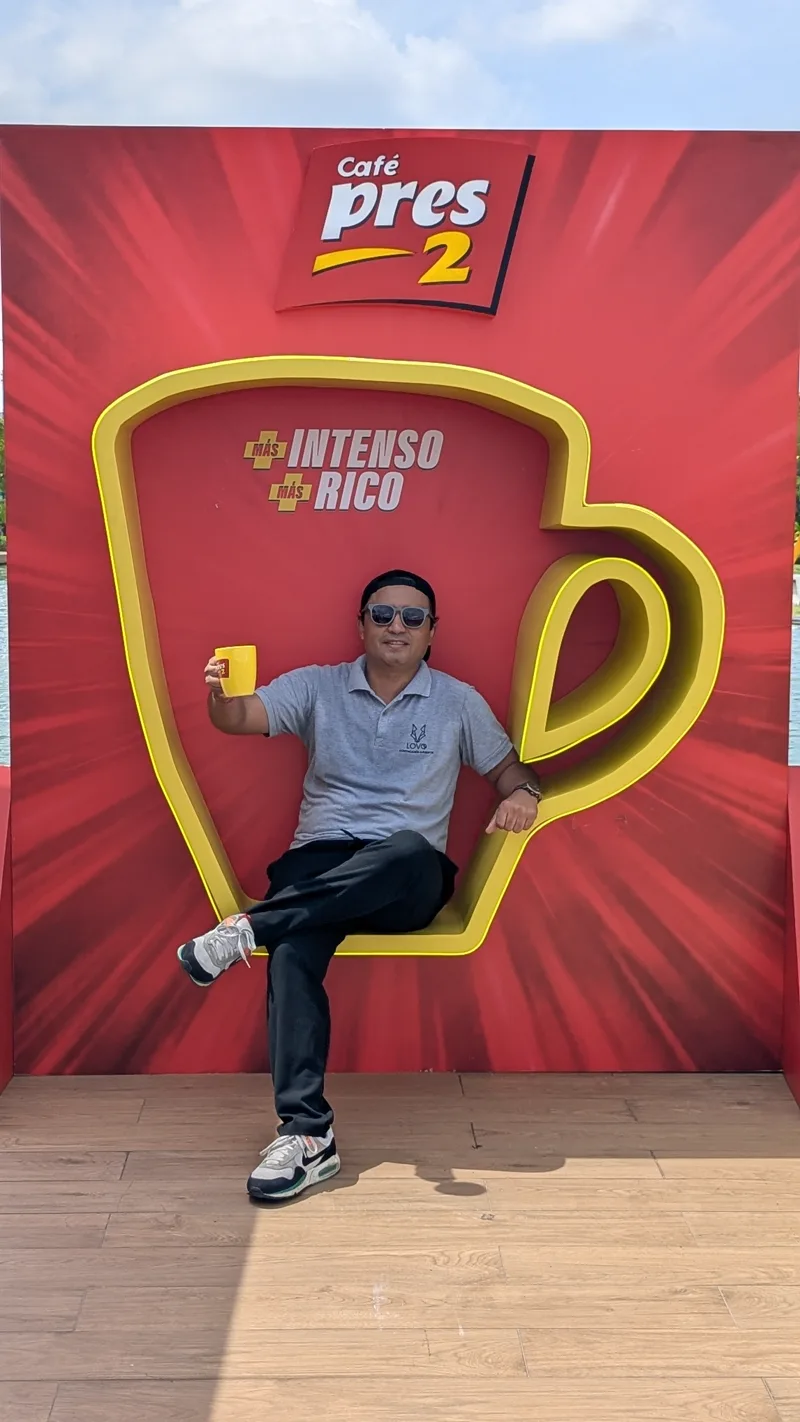 Escenografía con taza gigante de Café Pres2 durante el relanzamiento de la marca