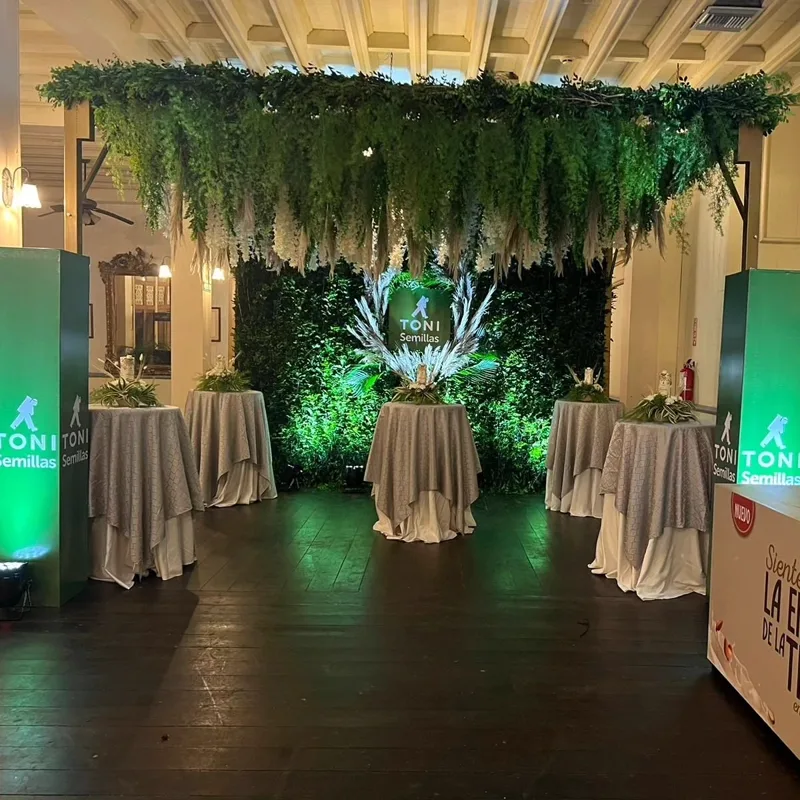 Escenografía botánica del lanzamiento de Toni Semillas