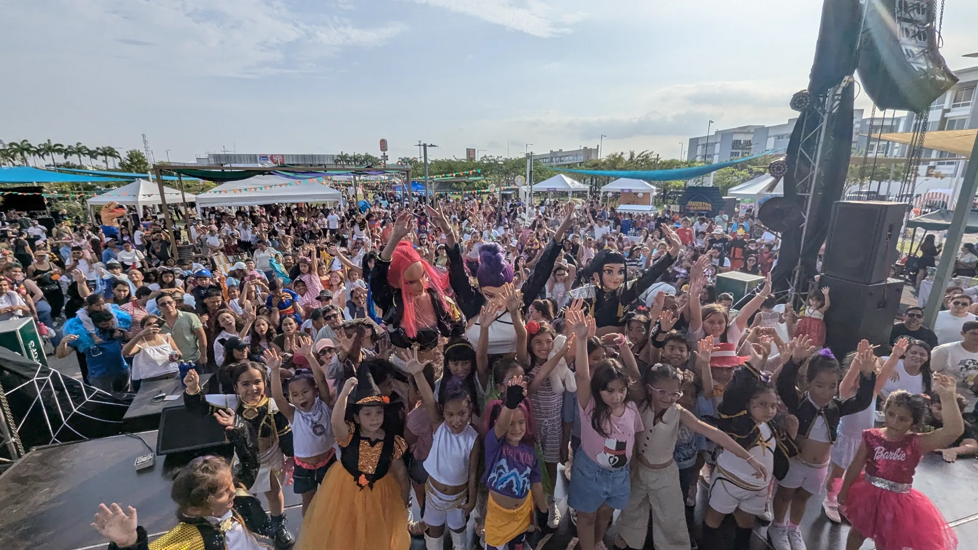 Multitud durante el Sambo Family Day producido por LOVO