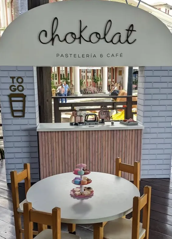 Kiosco de Chokolat Pastelería y Café con mesa y sillas