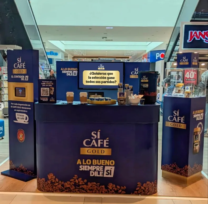 Stand de SiCafé Gold con barra de degustación y pantalla