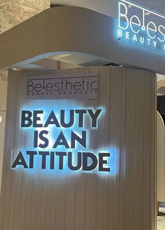Stand de Beesthetic con letrero iluminado