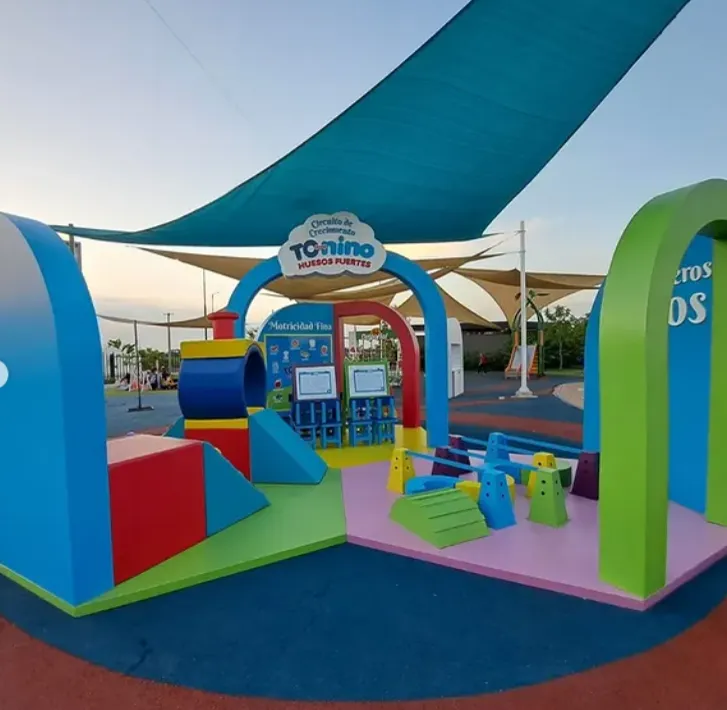 Stand modular infantil de Tonino con circuito de juegos